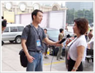 央视记者现场采访中国广州婚博会组委会秘书长