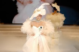 中国广州婚博会上的婚纱礼服流行时尚发布一