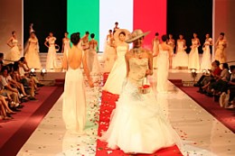 中国广州婚博会现场的婚纱礼服流行时尚发布三