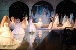 中国广州婚博会现场的婚纱礼服流行时尚发布五