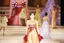 中国广州婚博会上婚纱礼服流行时尚发布