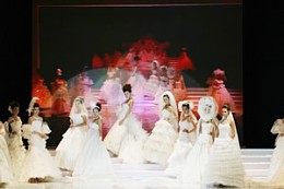 中国广州婚博会现场的婚纱礼服流行时尚发布会走秀